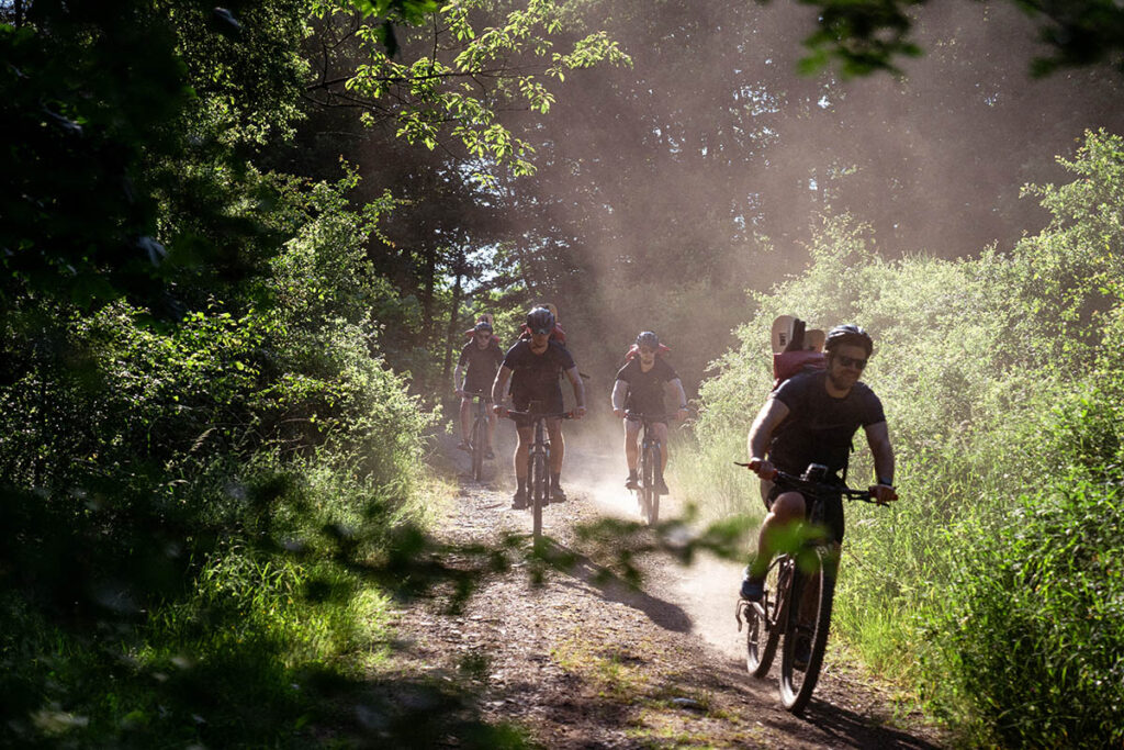 Bikerafting: An adventurous fusion of biking and packrafting. 2 Bikerafting-team-building