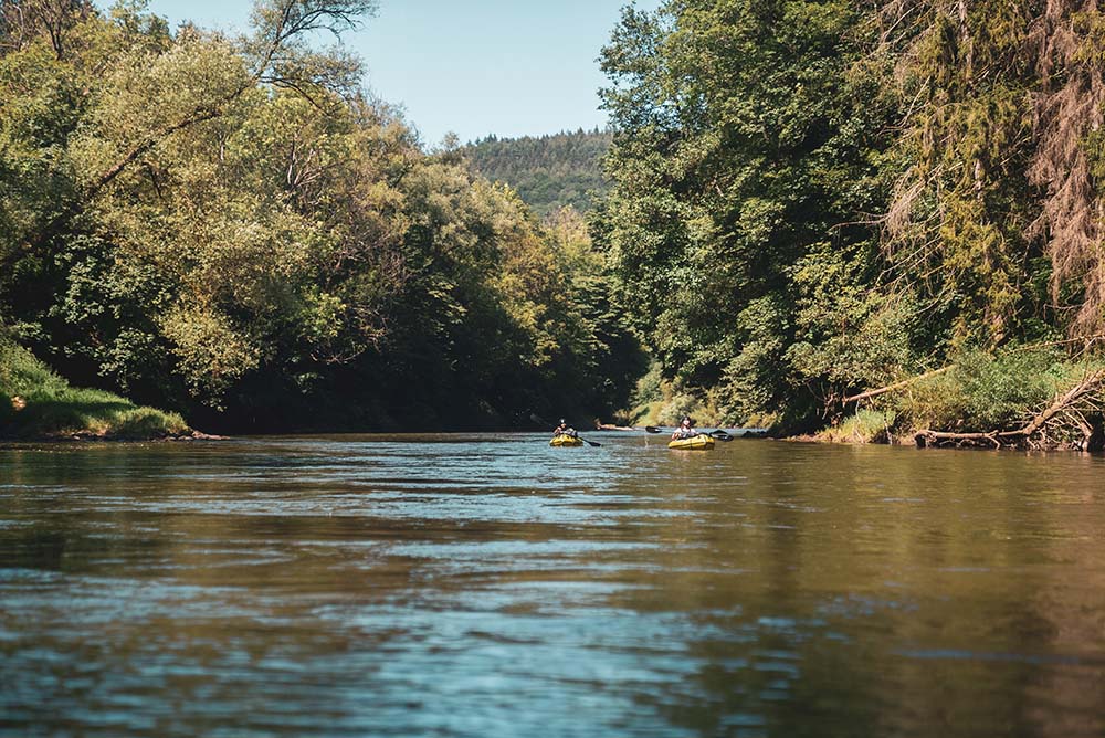 With an inflatable boat (packraft) she goes down the Sûre in Müllerthal
