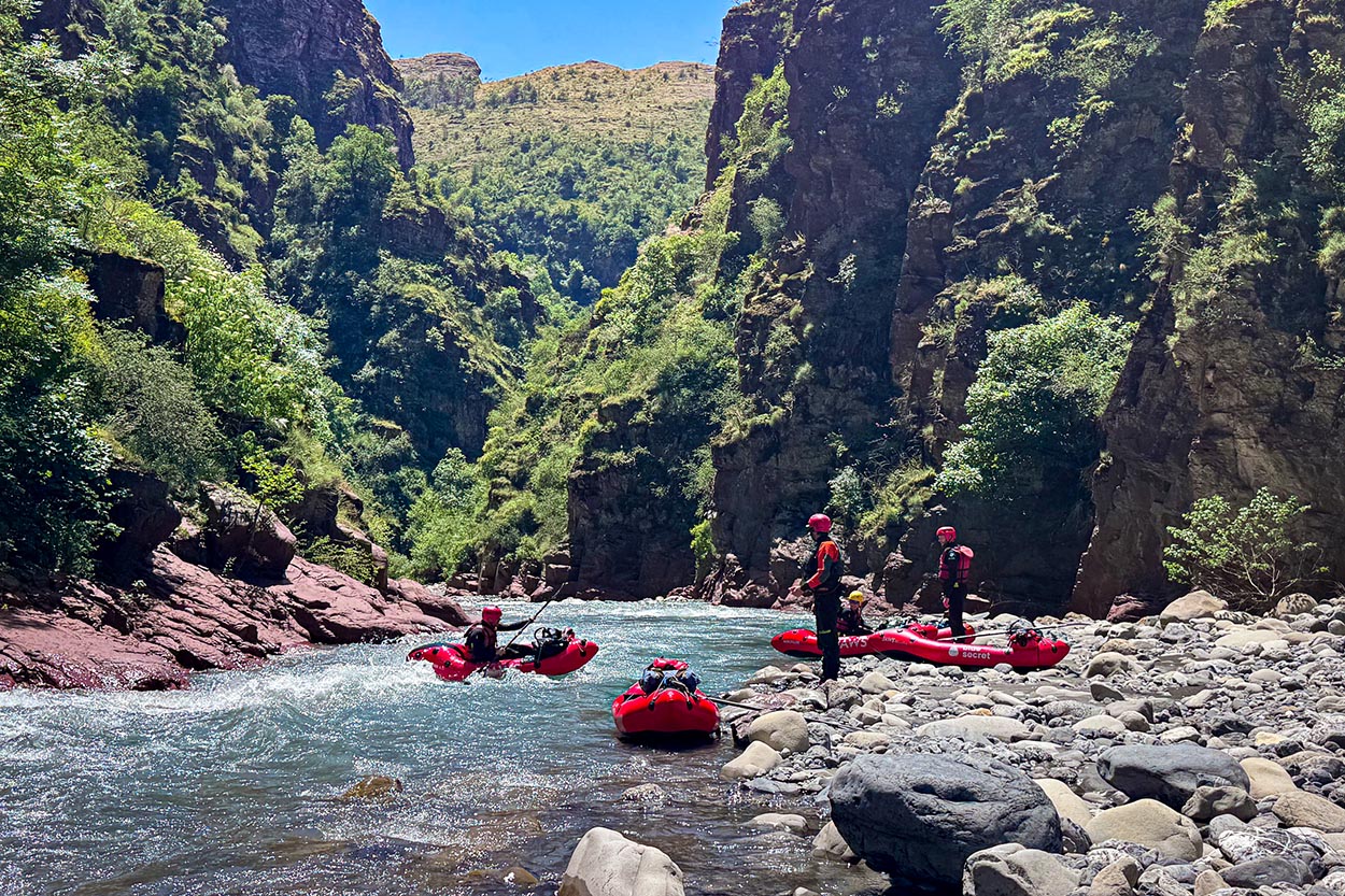 Gorges de Daluis i Sydfrankrig: rød canyon-flod packraft-rute